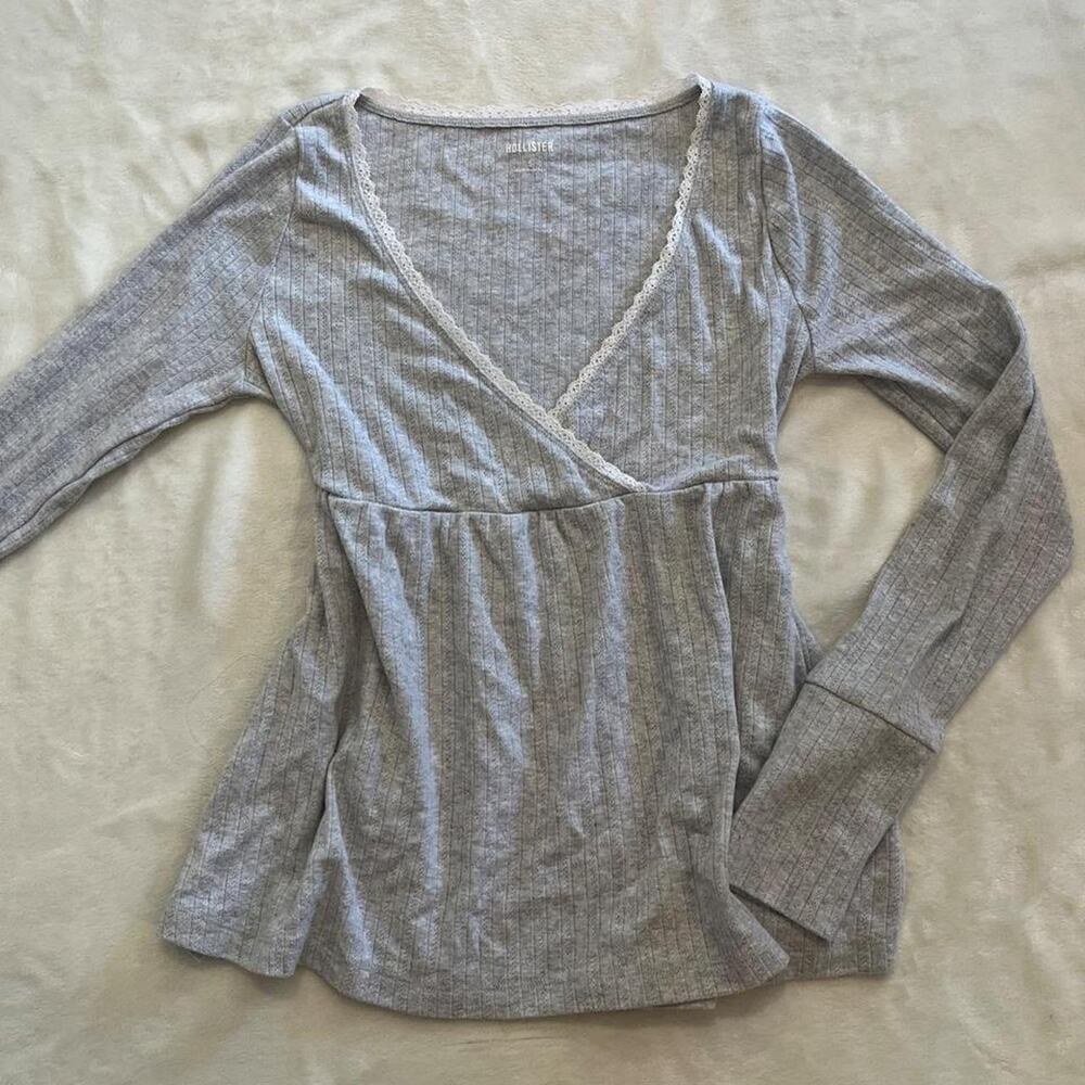 Hollister Babydoll Long Sleeve V-neck Y2K Inspired Top in Heather Gray